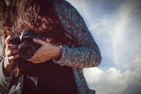 mujer con cámara en manos 