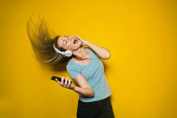 mujer tirando su cabello y escuchando música.