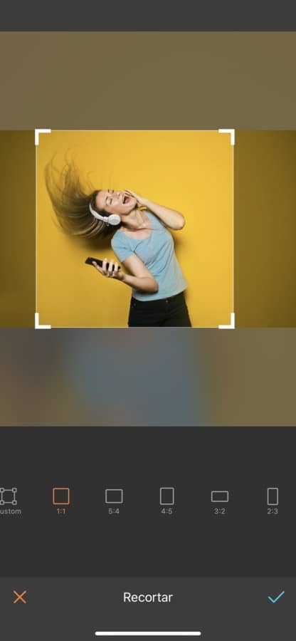 mujer tirando su cabello y escuchando música.