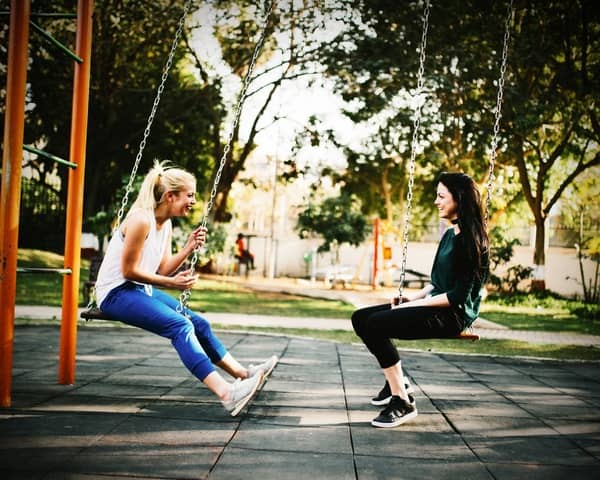 dos amigos en el parque