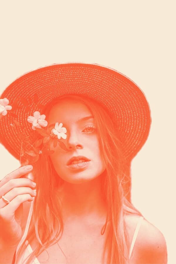 foto estilo pop art de mujer con sombrero y flores