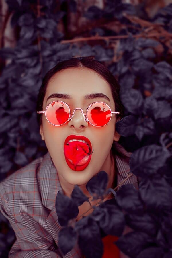 mujer con plantas a su alrededor