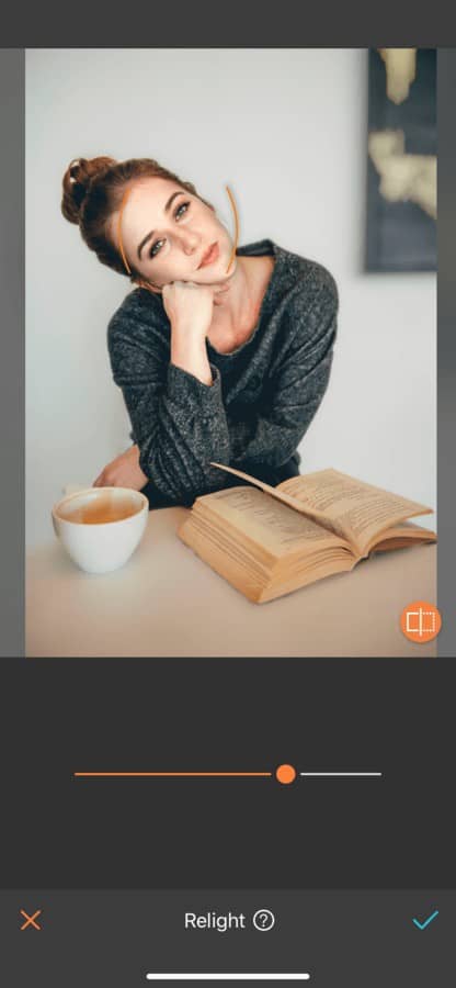 Mujer con un libro abierto sobre la mesa y una taza de café.