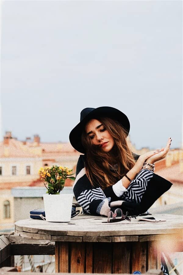 Mujer sentada con paisaje de fondo.