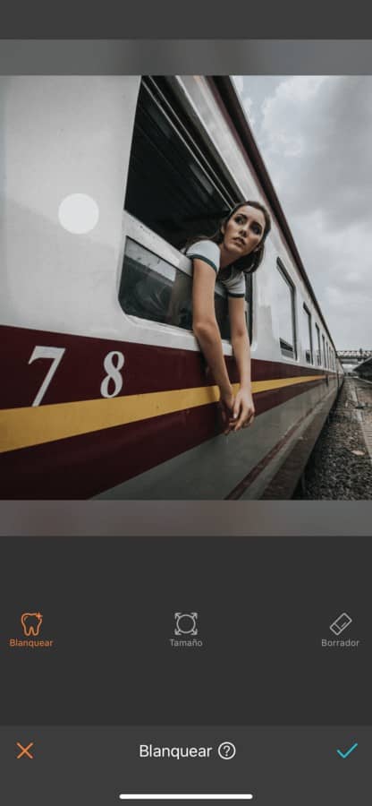 mujer en ventana de tren