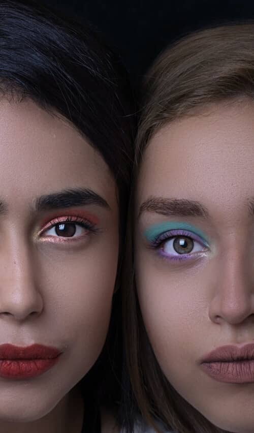 mujeres con maquillaje de glitter de colores 