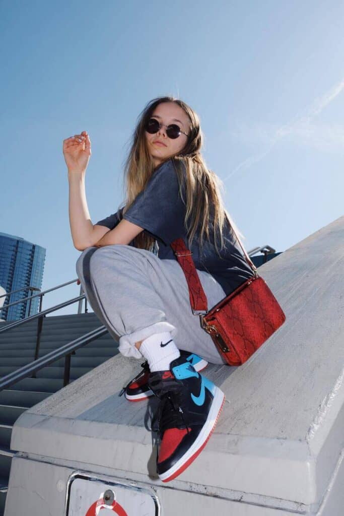 mulher posando com roupas que seguem a tendência athleisure