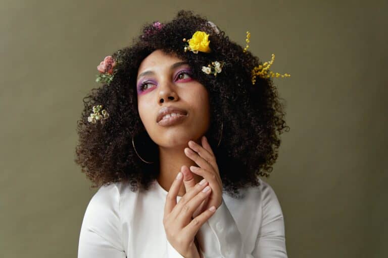 Black women wearing flowers in her hair